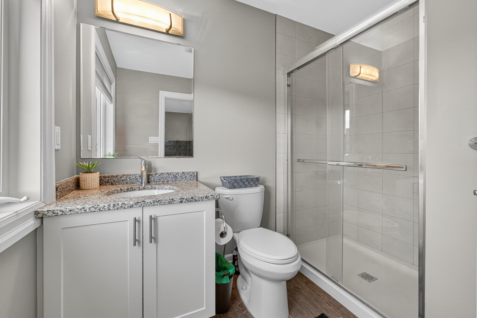 Dining room with hardwood laminate